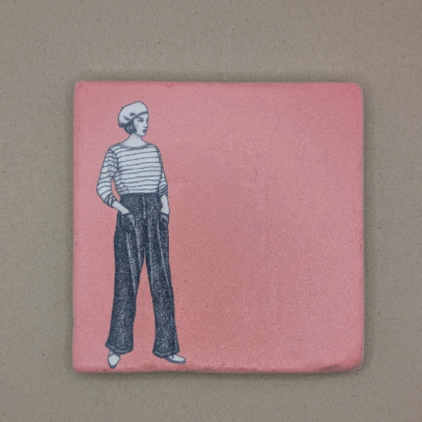 Fliese - Frau mit Streifenshirt